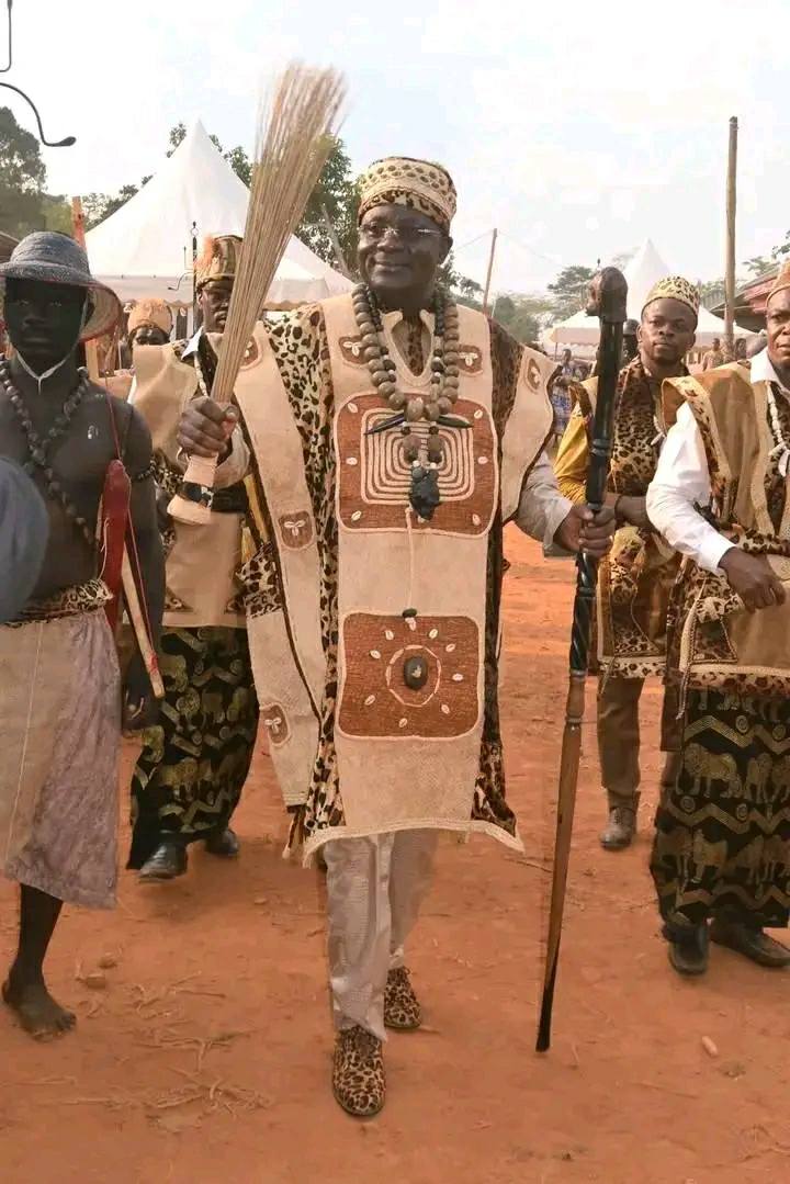 Sa Majesté le Djôbôt – Chef Supérieur du Canton Bulu de Bengbis